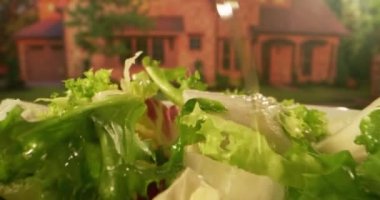 Döndürme tabağında taze salata