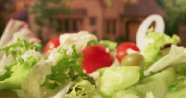 Salade fraîche sur assiette tournante — Video