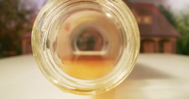 Μπουκάλι ξαπλωμένο στο πλάι με χυμό πορτοκάλι στο εσωτερικό — Αρχείο Βίντεο