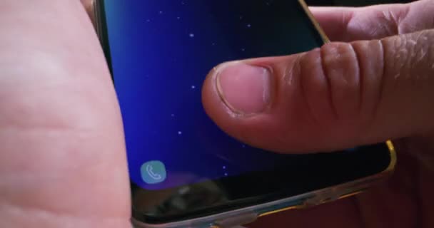 Mann greift mit Fingerabdruckleser auf Handy zu — Stockvideo