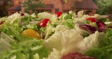 Döndürme tabağında taze salata