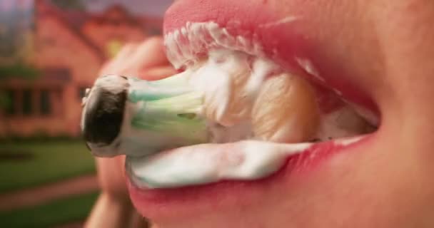 Diş fırçasıyla diş yıkayan kadın. — Stok video