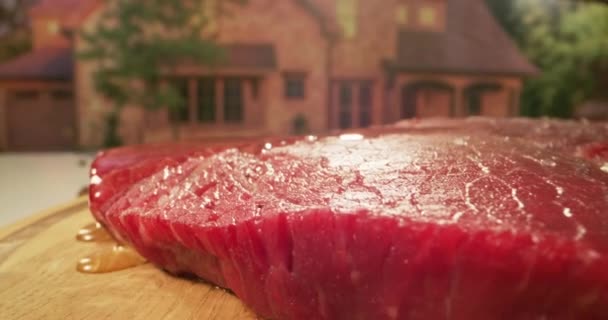 Rohes Fleisch gewürzt auf Schneidebrett — Stockvideo