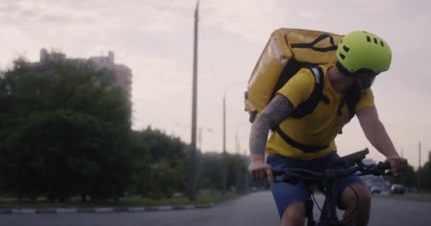 Bicycle messenger cycling on a road — Stock Video