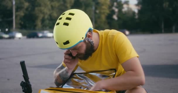 Repartidor buscando en su mochila — Vídeos de Stock