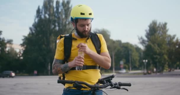 Bicicleta mensajero agua potable — Vídeo de stock