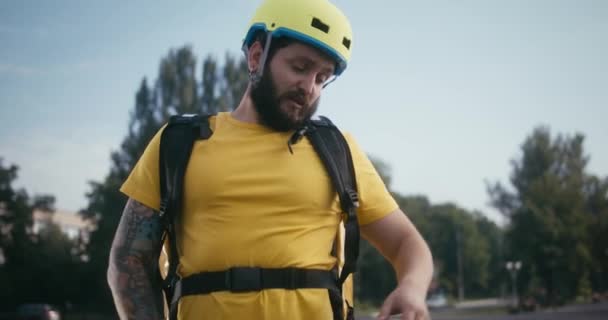 Mensageiro de bicicleta fazendo uma pausa — Vídeo de Stock