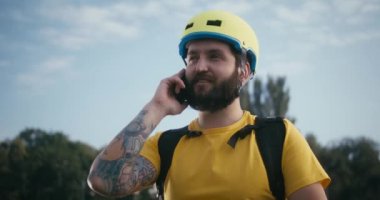 Bisikletli kurye telefonla konuşuyor.