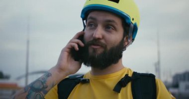 Bisikletli kurye telefonla konuşuyor.