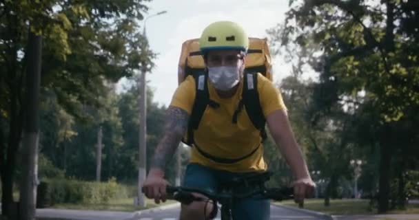 자전거 배달부는 길에서 자전거를 타고 다닌다 — 비디오