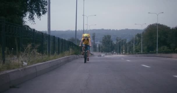 Fahrradkurier radelte auf Straße — Stockvideo