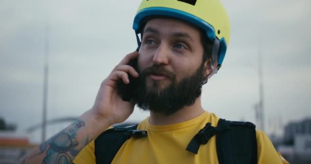 Posłaniec rowerowy odbierający telefon — Wideo stockowe