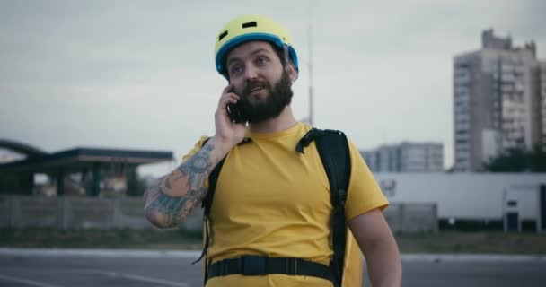 Messager à vélo ayant un appel téléphonique — Video