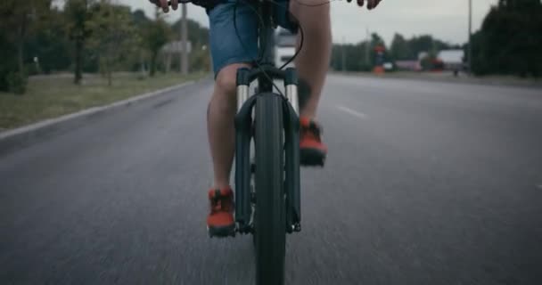 道路上の自転車メッセンジャーサイクリング — ストック動画