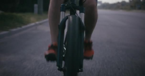 Bicicleta mensajero ciclismo en una carretera — Vídeos de Stock