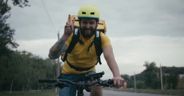 骑自行车的信使对着摄像机微笑 — 图库视频影像