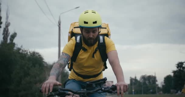 Cykelbud cykling på väg — Stockvideo