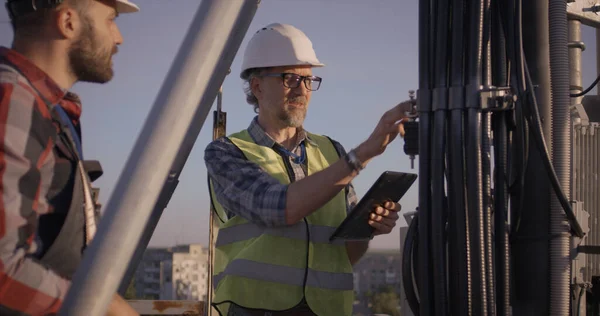 Engenheiros trabalhando na antena 5g — Fotografia de Stock