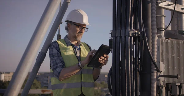 Engenheiro trabalhando na antena 5g — Fotografia de Stock