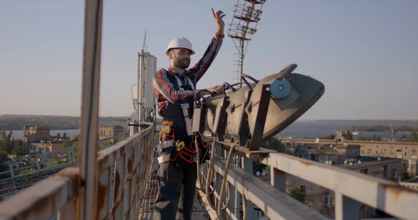 Ingeniero trabajando en una torre celular — Foto de Stock