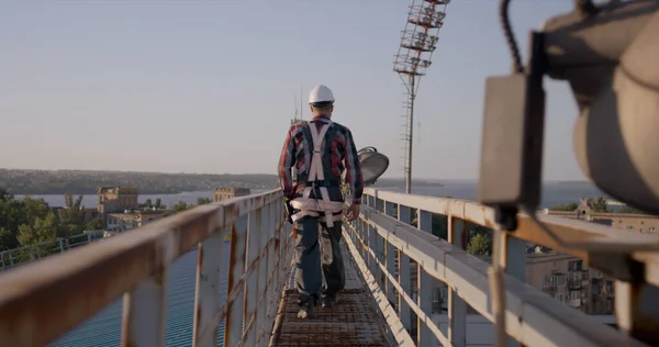 Ingeniero caminando sobre una torre celular — Foto de Stock