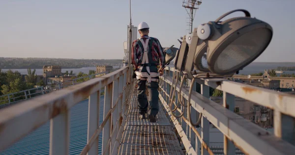 Ingeniero caminando sobre una torre celular — Foto de Stock