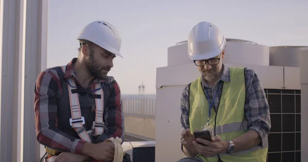 Engenheiros fazendo uma pausa em uma torre de celular — Fotografia de Stock