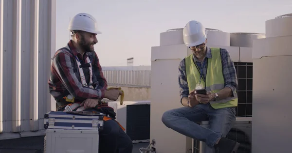 Ingénieurs en pause sur une tour de téléphonie cellulaire — Photo