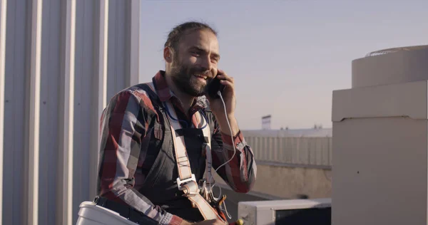 Engenheiro a fazer um telefonema — Fotografia de Stock