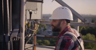 5G anten üzerinde çalışan mühendis