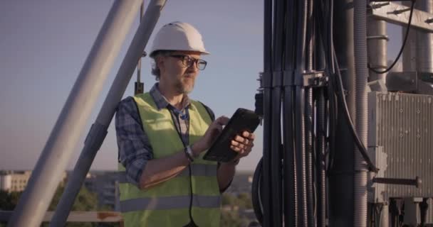 Engenheiro trabalhando na antena 5g — Vídeo de Stock