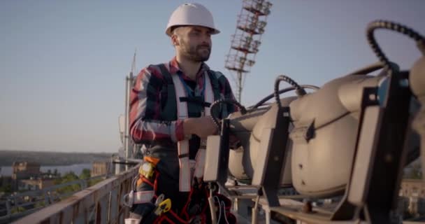 Μηχανικός που δουλεύει σε πύργο κινητής τηλεφωνίας — Αρχείο Βίντεο