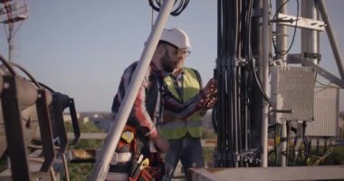 Mühendisler 5 gr anten üzerinde çalışıyorlar.