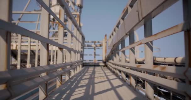 Loopbrug op een cellulaire toren — Stockvideo
