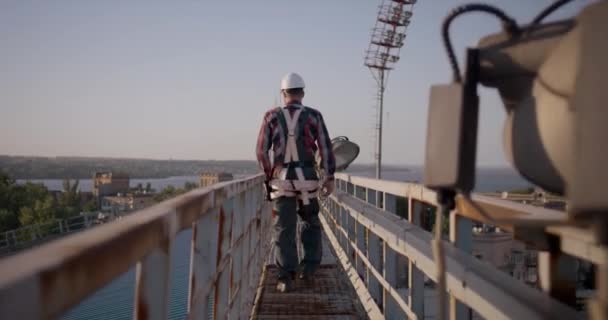 Ingenjör går på ett mobilt torn — Stockvideo