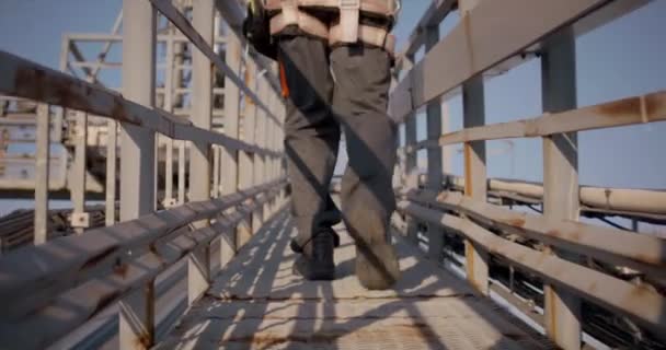 Ingeniero caminando sobre una torre celular — Vídeos de Stock