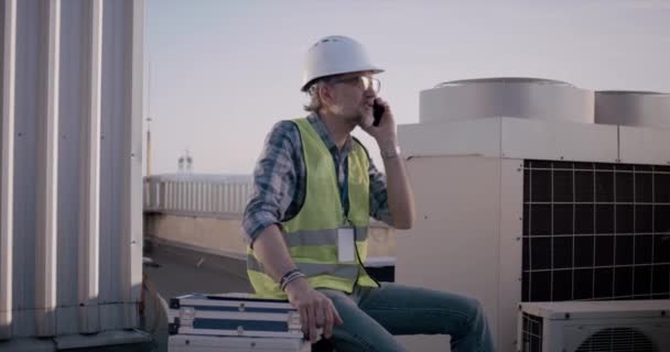 Μηχανικός έχει τηλεφωνική κλήση σε πύργο κινητής τηλεφωνίας — Αρχείο Βίντεο