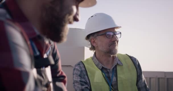 Ingenieure machen Pause auf einem Zellenturm — Stockvideo