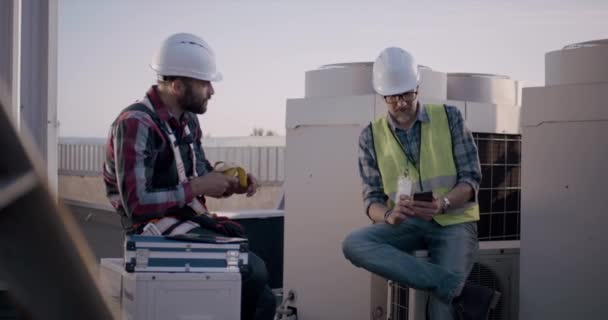 Μηχανικοί που κάνουν διάλειμμα σε πύργο κινητής τηλεφωνίας — Αρχείο Βίντεο