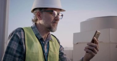 Mühendis video görüşmesi yapıyor.