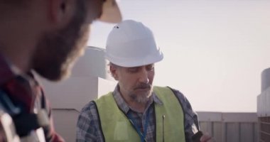 Mühendisler bir baz istasyonunda mola veriyorlar.