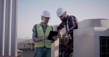 Mühendisler 5 gr anten üzerinde çalışıyorlar.