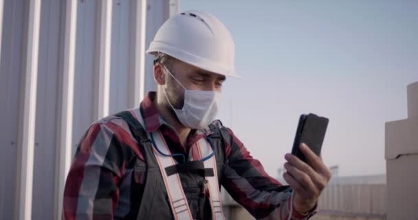 Ingeniero teniendo una videollamada — Vídeo de stock