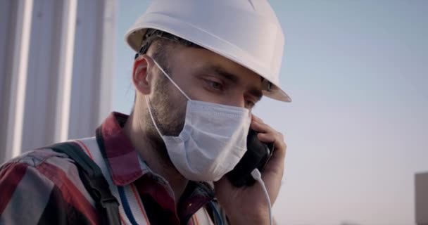 Ingeniero teniendo una llamada telefónica — Vídeos de Stock