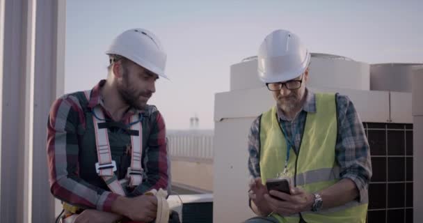 Ingenieure machen Pause auf einem Zellenturm — Stockvideo