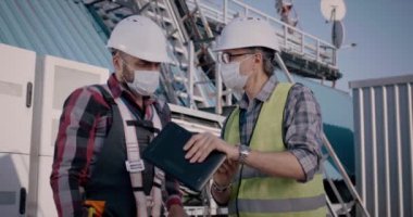 Mühendisler tartışıyorlar.