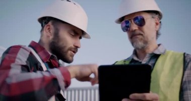 Mühendisler tartışıyorlar.