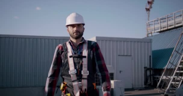 Ingeniero mirando la cámara — Vídeos de Stock