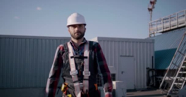 Engenheiro olhando para a câmera — Vídeo de Stock