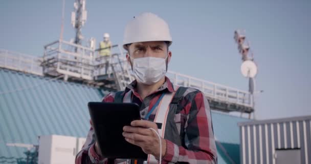 Μηχανικός που χρησιμοποιεί tablet σε πύργο κινητής τηλεφωνίας — Αρχείο Βίντεο